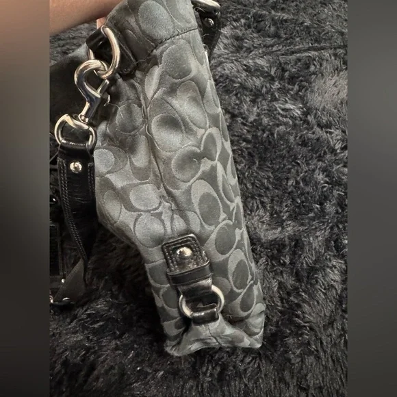 Coach Ashley Signature Sateen Carryall Black
F15510 - Picture 3 of 15